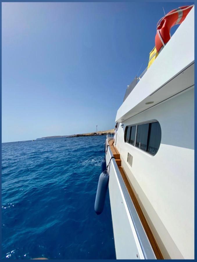 Sea Baroniv "Bedsonboat" Hotel Birgu Exterior photo