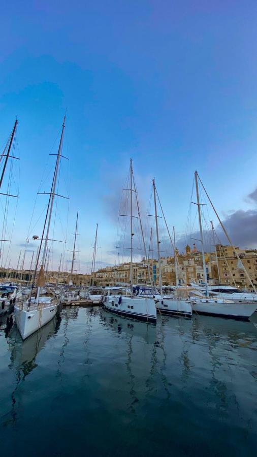 Sea Baroniv "Bedsonboat" Hotel Birgu Exterior photo