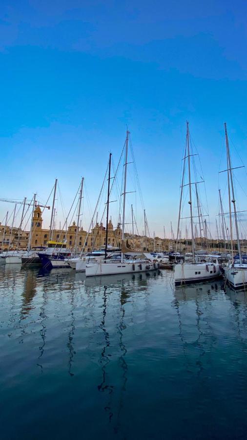 Sea Baroniv "Bedsonboat" Hotel Birgu Exterior photo