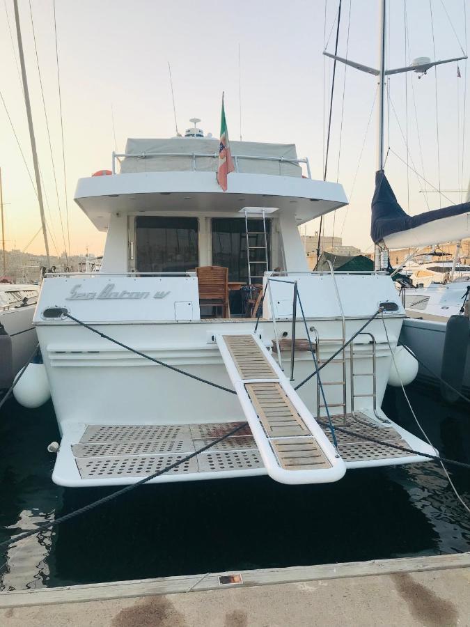 Sea Baroniv "Bedsonboat" Hotel Birgu Exterior photo